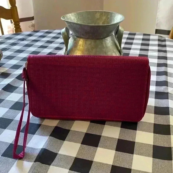 Smooth Trip Wallet Fushia‎ Pink Color Zipper Closure NWOT Wristlet too! - Picture 1 of 8